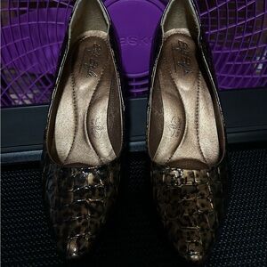 Comfortable patterned heels!